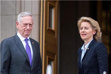 Ursula von der Leyen wird vom US-Verteidigungsminister James Mattis begrüßt. Die CDU-Ministerin besucht die USA unter schwierigen Vorzeichen. Washington und Berlin streiten seit Monaten über die Höhe der Verteidigungsausgaben innerhalb der Nato und die Lastenteilung im Bündnis. Foto: Jens Büttner