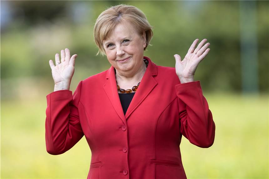 Kanzlerinnen-Double will sich die Merkel-Raute wieder abgewöhnen Ursula Wanecki, Kanzlerinnen-Double, hebt ihre Hände.