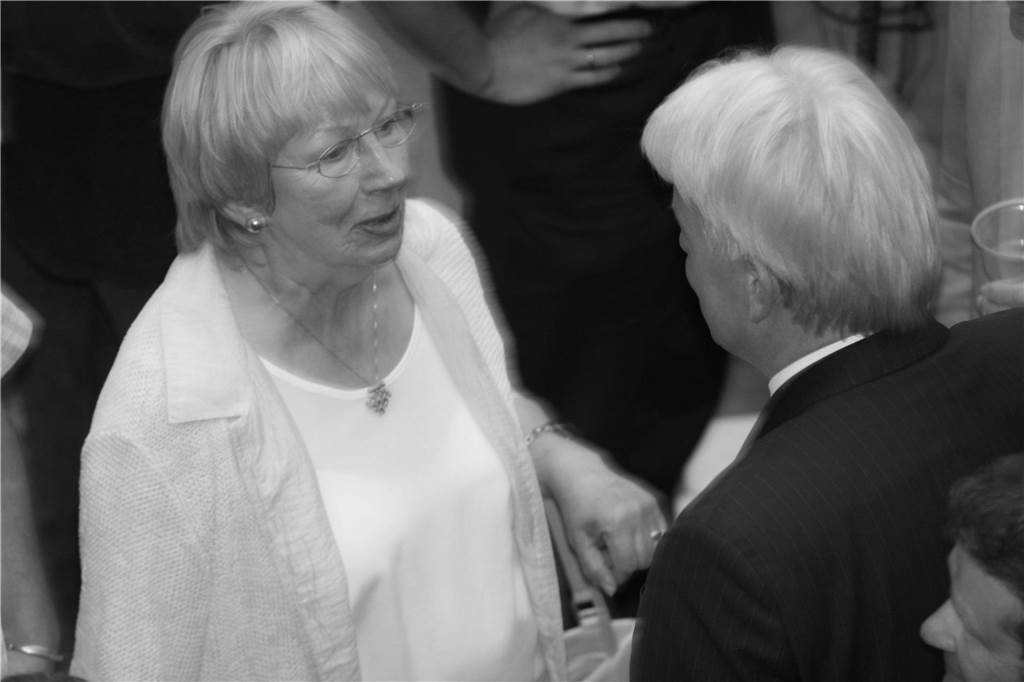 Gegen Fluglärm: Ursula Wirtz ist im Alter von 82 Jahren gestorben Ursula Wirtz von der Schutzgemeinschaft Fluglärm setzte sich immer wieder mit Politikern auseinander – hier mit dem früheren Oberbürgermeister Ullrich Sierau.