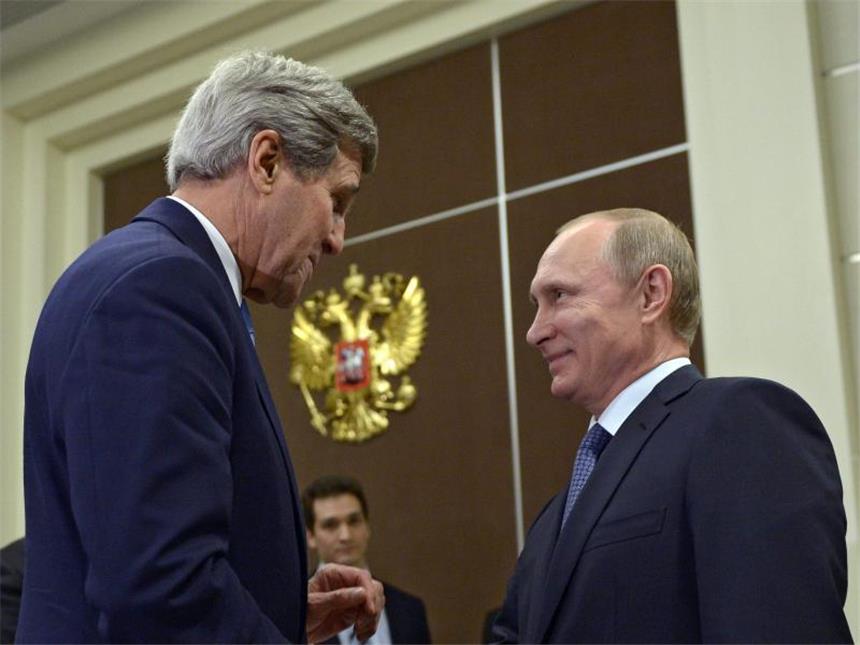 Kerry erstmals seit Ukrainekonflikt bei Putin US-Außenminister John Kerry zusammen mit Kreml-Chef Wladimir Putin in Sotschi. Foto: Alexey Nikolsky
