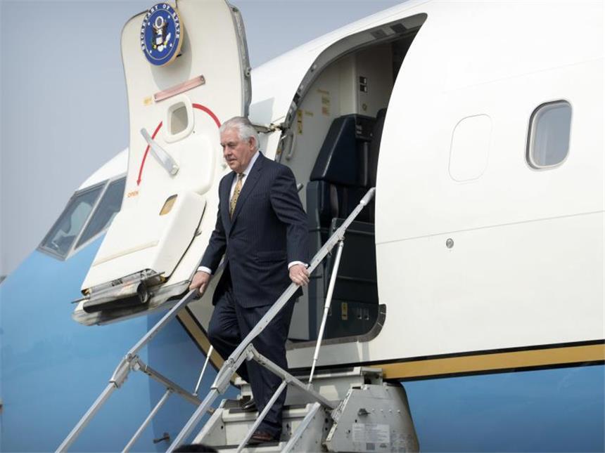 China und USA: Engere Zusammenarbeit im Nordkorea-Konflikt US-Außenminister Rex Tillerson bei seiner Ankunft in Peking. Foto: Mark Schiefelbein