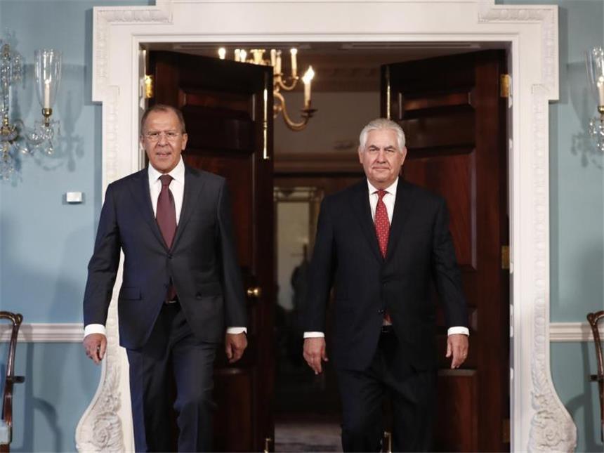 Russlands Außenminister zu Gast im Weißen Haus US-Außenminister Rex Tillerson (r.) und der russische Außenminister Sergej Lawrow wollen ein Spitzentreffen von US-Präsident Donald Trump und Kremlchef Wladimir Putin vorbereiten. Foto: Carolyn Kaster