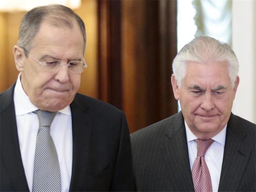 Verhärtete Fronten bei Treffen zwischen Putin und Tillerson US-Außenminister Rex Tillerson wird von Russlands Außenminister Sergej Lawrow empfangen. Foto: Ivan Sekretarev