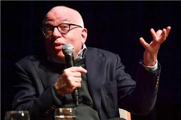 US-Autor Michael Wolff stellt in der Berliner Volksbühne sein Enthüllungsbuch „Feuer und Zorn“ vor. Foto: Jens Kalaene