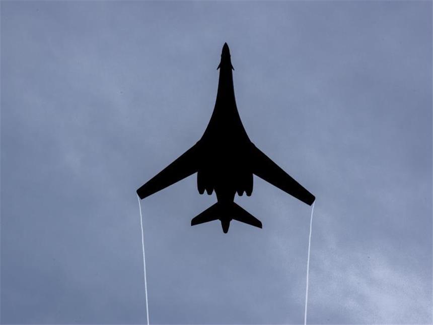 Südkoreas Präsident: Nordkorea nähert sich "roter Linie" US-Bomber vom Typ B-1B Lancer der Einheit 9th Expeditionary Bomb Squadron über der Insel Guam. Im Nordkorea-Konflikt hat sich die Rhetorik auf beiden Seiten seit Tagen hochgeschaukelt. Foto: Christopher Quail