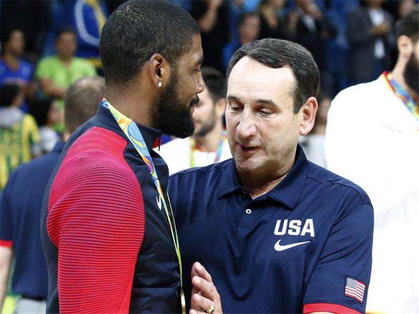 Dream-Team-Nachfolger der USA schocken Basketball-Welt US-Coacah Mike Krzyzewski (r) steht bei der Medaillenvergabe mit DeMarcus Cousins zusammen. Foto: Larry W. Smith