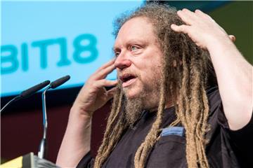 US-Digitalpionier Jaron Lanier spricht auf der Cebit in Hannover. Foto: Peter Steffen