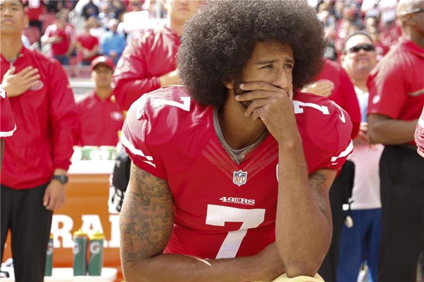 Kaepernick-Anwalt reicht Beschwerde gegen NFL ein US-Footballer Colin Kaepernick startete mit dem Hinknien die Protestaktion. Foto: John G Mabanglo