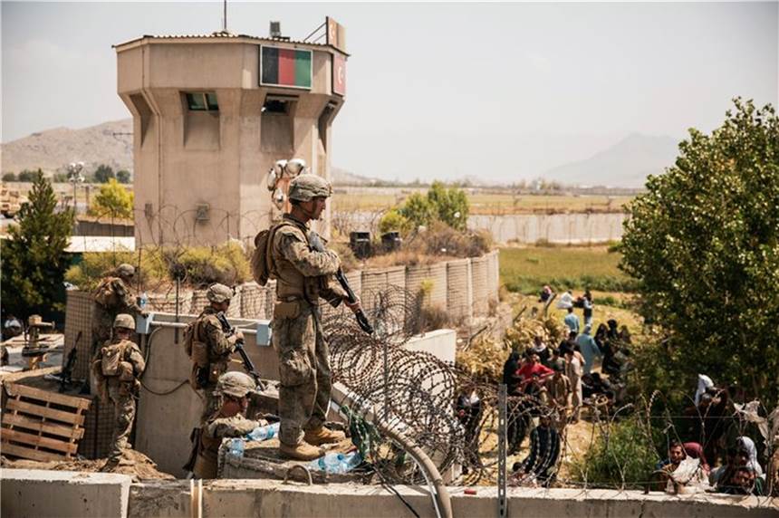 Tote am Flughafen in Kabul – Warnung vor IS-Anschlag US-Marines bewachen einen Evakuierungskontrollpunkt am Hamid Karzai International Airport in Kabul.