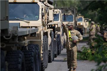 US-Militärfahrzeuge stehen in einer Schlange zum Auftanken bereit. Foto: Friso Gentsch/aktuell