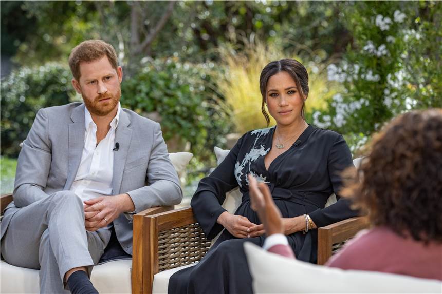 Streit, Hochzeit, Suizidgedanken: Prinz Harry und Herzogin Meghan packen aus US-Moderatorin Oprah Winfrey (r) spricht bei einem Interview mit Prinz Harry von Großbritannien und seiner Ehefrau Herzogin Meghan.