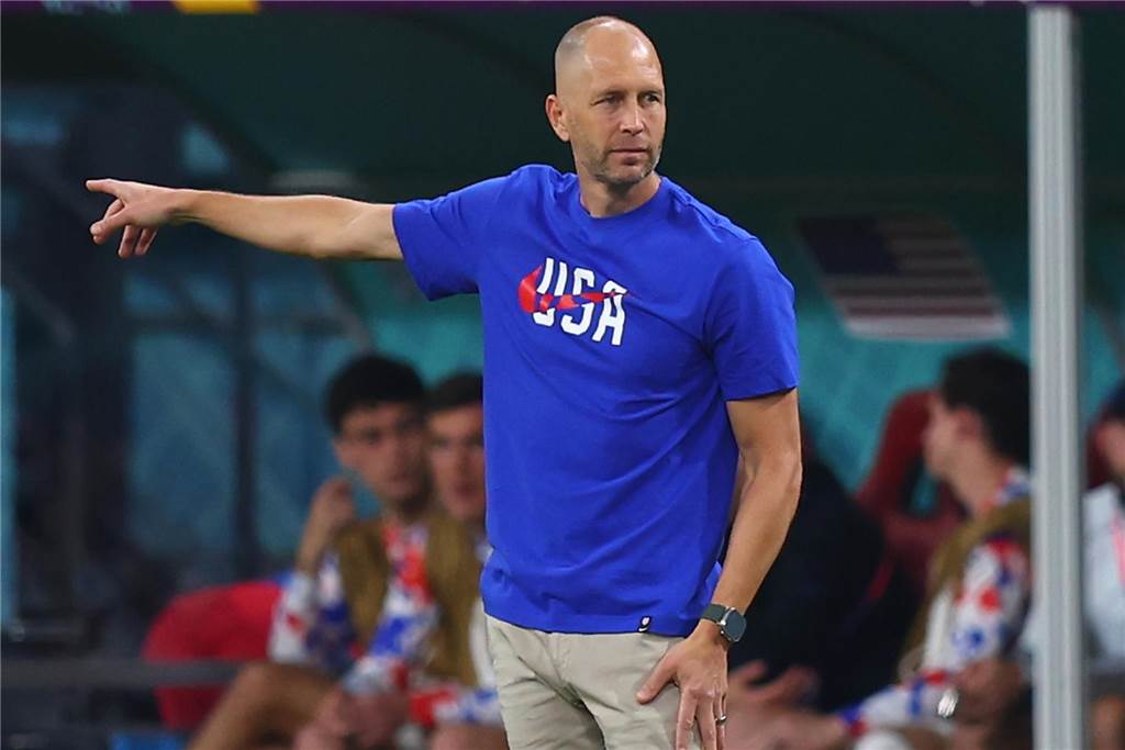 BVB-Rückkehrer Gio Reyna Gregg Berhalter zeigt mit dem rechten Zeigefinger nach rechts.
