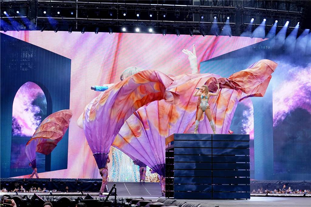 Taylor Swift in Gelsenkirchen: Stadt gibt Fans Tipps zur An- und Abreise Taylor Swift bei ihrem Konzert im Londoner Wembley-Stadion