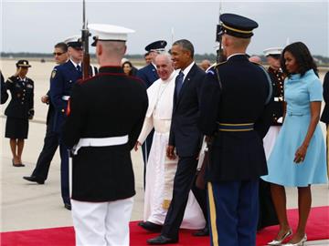 US-Präsident Barack Obama begrüßt Papst Franziskus nach seiner Ankunft in Washington. Foto: Tony Gentile