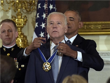 US-Präsident Barack Obama überraschte den 74-Jährigen mit der Verleihung der höchsten zivilen Auszeichnung. Foto: Susan Walsh