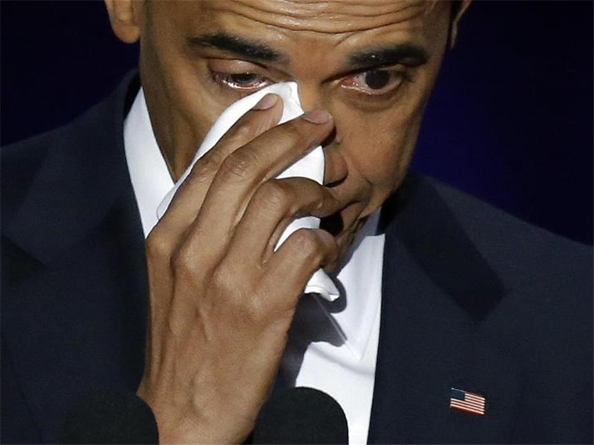 US-Präsident Barack Obama wischt sich Tränen aus dem Gesicht. Foto: Charles Rex Arbogast
