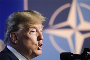 US-Präsident Donald Trump äußert sich in Brüssel vor der Presse. Foto: Markus Schreiber/AP