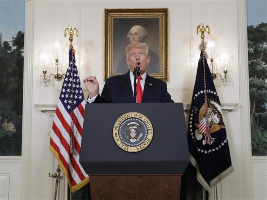 Trumps späte Einsicht kann Proteste nicht stoppen US-Präsident Donald Trump äußert sich in einem eigens anberaumten Statement im Weißen Haus. Foto: Evan Vucci