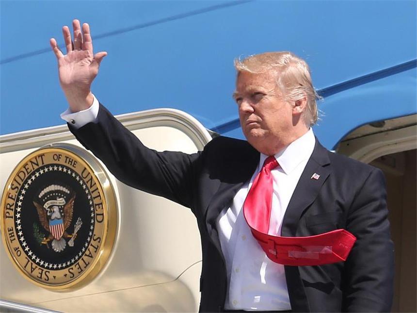 Trump-Memo an FBI-Chef: "Ich hoffe, Sie lassen das" US-Präsident Donald Trump beim Verlassen der Air Force One in West Palm Beach in Florida. Foto: Michael Ares