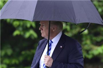 US-Präsident Donald Trump geht über den Südrasen des Weißen Hauses in Richtung des Hubschraubers Marine One. Foto: Susan Walsh/AP