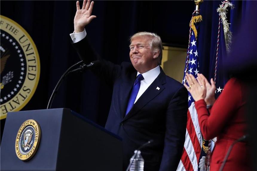 Leibarzt: Trump auch geistig bei bester Gesundheit US-Präsident Donald Trump, grüßt das Publikum nach einer Podiumsdiskussion im Eisenhower Executive Office Building in Washington. Foto: Manuel Balce Ceneta