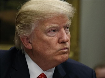 US-Präsident Donald Trump hatte Ende Januar einen 90-tägigen Einreisestopp für Menschen aus den islamisch geprägten Ländern Syrien, Iran, Irak, Sudan, Somalia, Libyen und Jemen verfügt, außerdem für alle Flüchtlinge. Foto: Evan Vucci