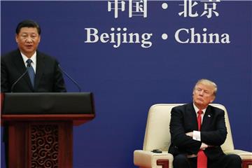 US-Präsident Donald Trump hört in der Großen Halle des Volkes einer Rede des chinesischen Präsidenten Xi Jinping zu. Foto: Andy Wong/AP/Archiv