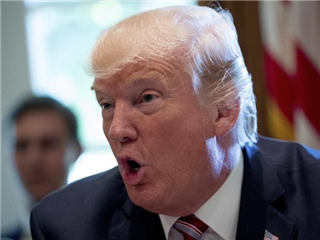 US-Präsident Donald Trump im Konferenzraum des Kabinetts im Weißen Haus. Trump muss sich mit einer Klage wegen unerlaubter Geschäfte mit ausländischen Regierungen auseinandersetzen. Foto: Andrew Harnik