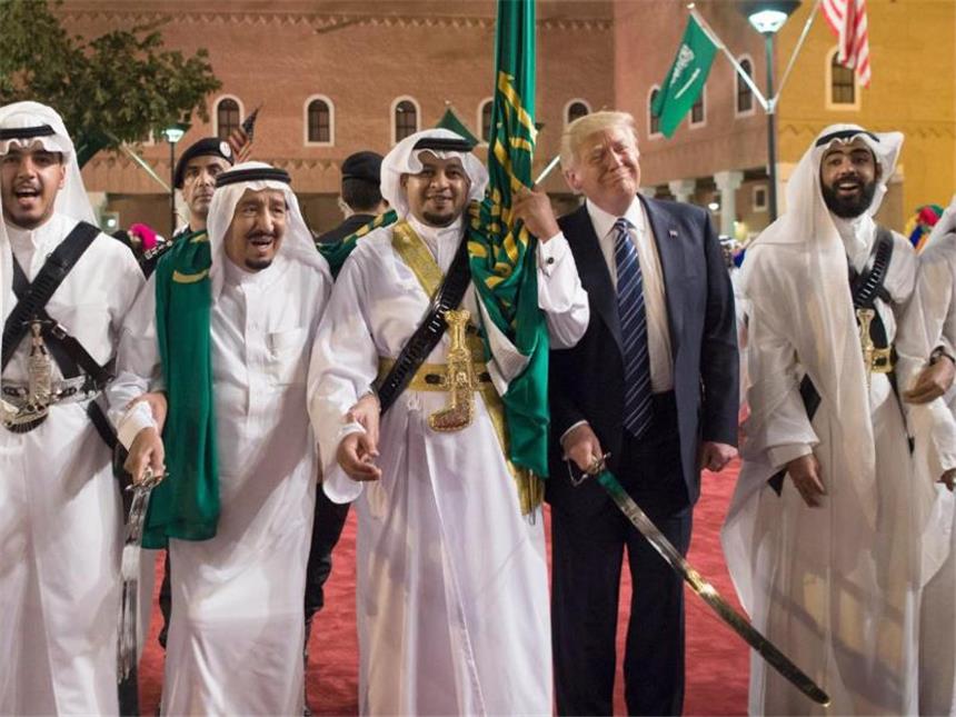 Trump sucht Anti-Terror-Allianz mit Muslimen US-Präsident Donald Trump mit einem traditionellen Schwert bei einer Willkommenszeremonie im Murabba-Palast in Riad. Foto: Saudi Press Agency