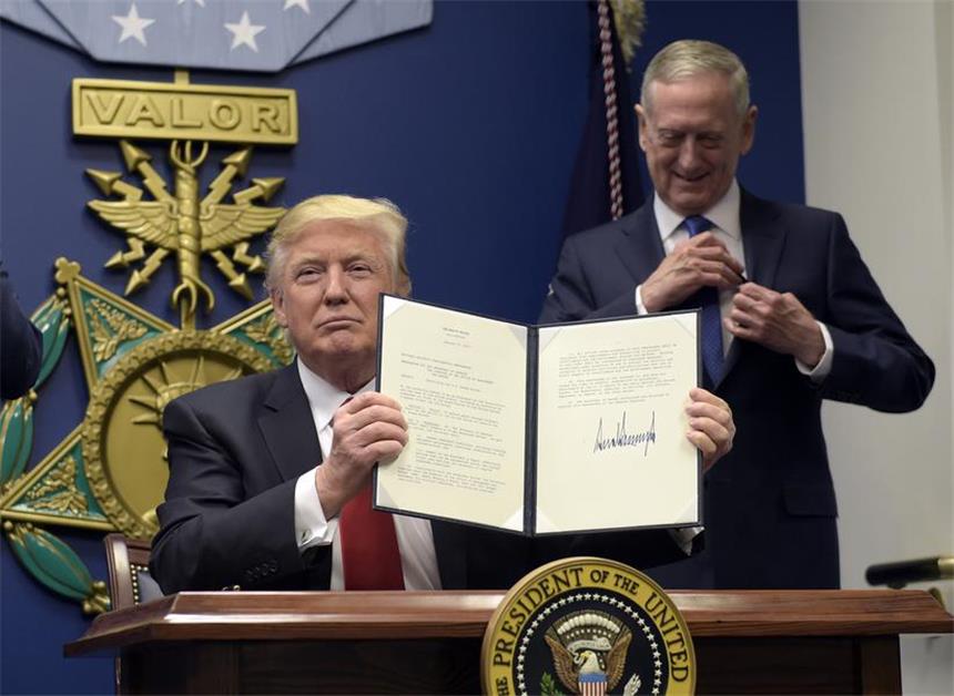 Trump verhängt Einreisestopp für viele Muslime US-Präsident Donald Trump mit Verteidigungsminister James Mattis bei der Unterzeichnung eines Dekrets zur Erneuerung des Militärs