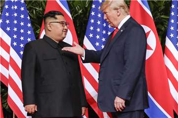 US-Präsident Donald Trump (r) und Nordkoreas Machthaber Kim Jong Un während ihres ersten Spitzentreffens in Singapur. Foto: Evan Vucci/AP