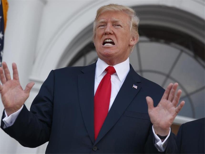 Trump beharrt auf "Feuer-und-Wut"-Äußerung US-Präsident Donald Trump spricht am Trump National Golf Club in Bedminster über die Atomkrise mit Nordkorea. Foto: Evan Vucci