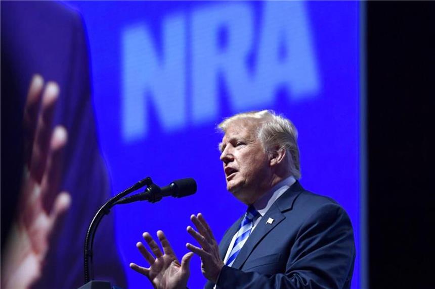 Trotz Schulmassaker: Trump steht hinter US-Waffenlobby NRA US-Präsident Donald Trump spricht auf der Jahrestagung der National Rifle Association in Dallas. Foto: Susan Walsh/AP