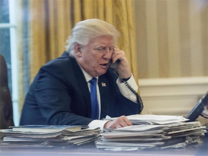 Trump und Merkel betonen Wert der Nato US-Präsident Donald Trump telefoniert im Oval Office mit Bundeskanzlerin Angela Merkel. Foto: Andrew Harnik