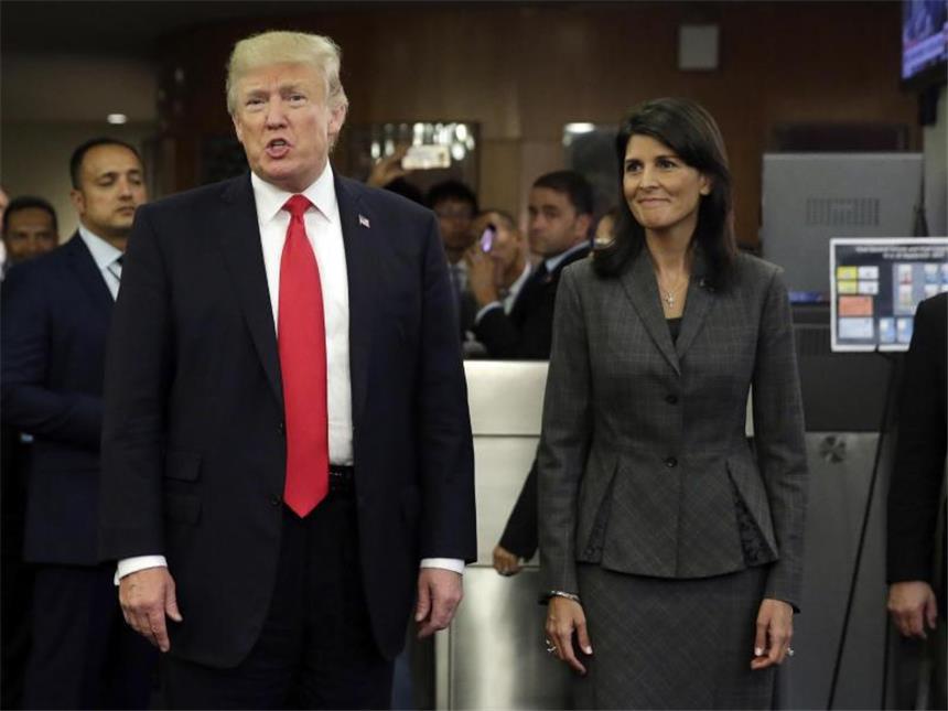 Trump verhängt neue Sanktionen gegen Nordkorea US-Präsident Donald Trump und die Botschafterin der USA bei den UN, Nikki Haley, auf dem Weg zum UN-Hauptquartier. Foto: Richard Drew