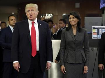 US-Präsident Donald Trump und die Botschafterin der USA bei den UN, Nikki Haley, auf dem Weg zum UN-Hauptquartier. Foto: Richard Drew