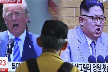 US-Präsident Donald Trump und Nordkoreas Machthaber Kim Jong Un auf einem TV-Bildschirm in Seoul. Foto: Ahn Young-Joon/AP