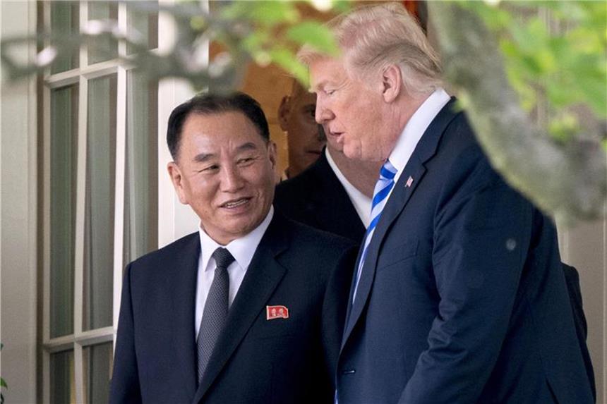 Optimismus und Mahnungen nach Trumps Gipfelzusage an Kim US-Präsident Donald Trump und Nordkoreas Unterhändler Kim Yong Chol kommen in Washington zusammen. Foto: Andrew Harnik/AP
