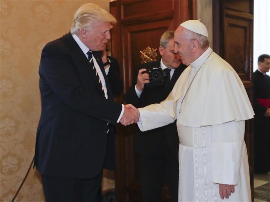 Trump beim Papst: Handschlag und Friedens-Botschaft US-Präsident Donald Trump und Papst Franziskus geben sich vor einer Privat-Audienz die Hände
