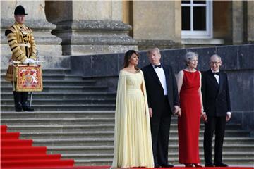 US-Präsident Donald Trump und seine Frau Melania werden von der britischen Premierministerin Theresa May und ihrem Mann Philip in Blenheim Palace empfangen. Foto: Pablo Martinez Monsivais/AP