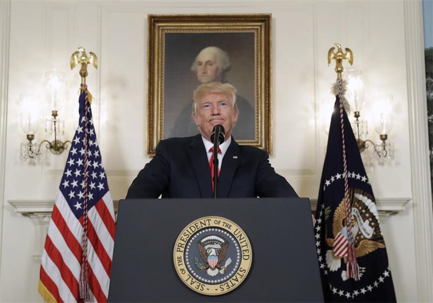 Trump findet doch noch klare Worte für Rassisten US-Präsident Donald Trump verurteilt Rassismus und Neonazismus in einem eigens anberaumten Statement vor Medien in Washington. Neonazis, der Ku Klux Klan oder andere Gruppen voller Hass hätten keinen Platz in Amerika, sagte Trump am Montag.