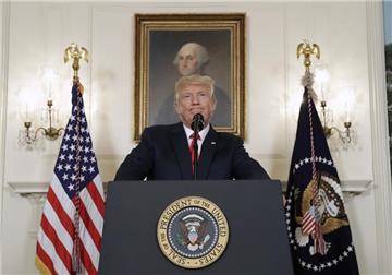 US-Präsident Donald Trump verurteilt Rassismus und Neonazismus in einem eigens anberaumten Statement vor Medien in Washington. Neonazis, der Ku Klux Klan oder andere Gruppen voller Hass hätten keinen Platz in Amerika, sagte Trump am Montag.