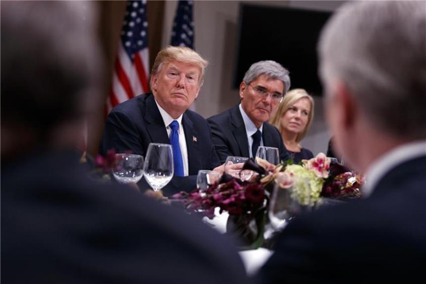 Unternehmer Trump auf Geschäftsreise in Davos US-Präsident Donald Trump während eines Essens anlässlich der jährlichen Tagung des Weltwirtschaftsforums in Davos. Foto: Evan Vucci