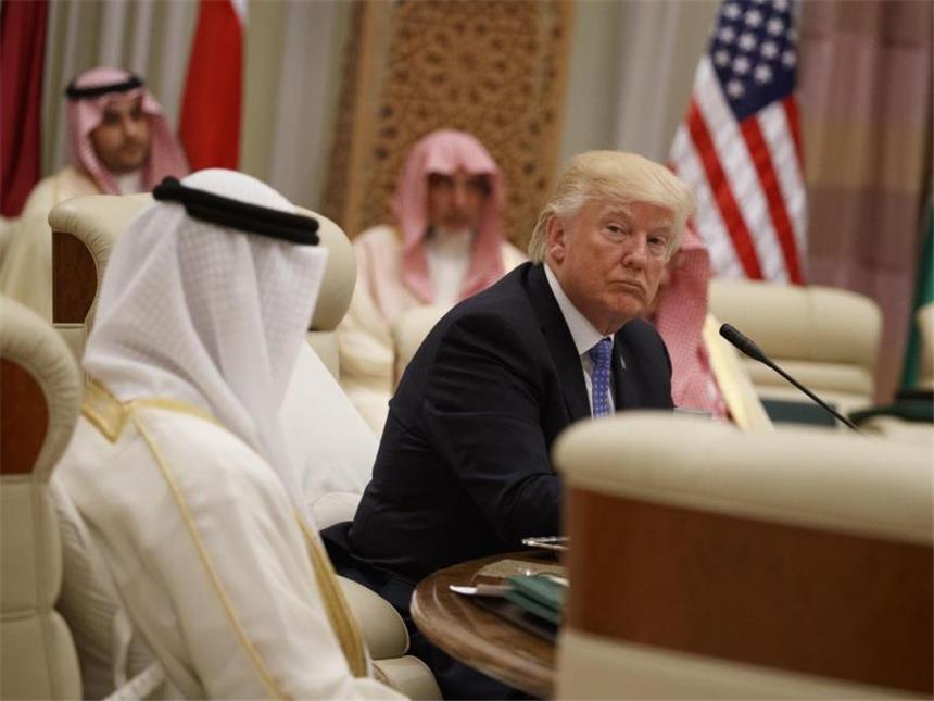 Trump sucht Anti-Terror-Allianz mit Muslimen US-Präsident Donald Trump während eines Treffens mit den Führern des Golf-Kooperationsrates. Foto: Evan Vucci