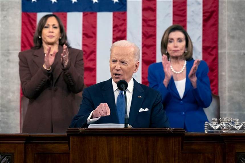 Biden droht Moskau: „Putin hat Gewalt und Chaos entfesselt“ US-Präsident Joe Biden bei seiner ersten Rede zur Lage der Nation. Dahinter stehen Vizepräsidentin Kamala Harris (l) und Nancy Pelosi, Sprecherin des US-Repräsentantenhauses.