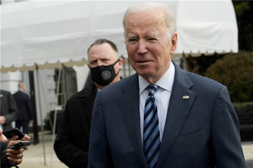 Biden und Putin stimmen Gipfeltreffen zu US-Präsident Joe Biden spricht vor dem Weißen Haus mit Journalisten über den Ukraine-Konflikt.