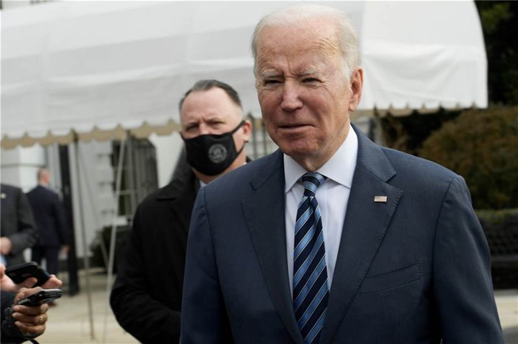 Eskalation im Osteuropa-Konflikt: Putin hat schlechte Nachrichten für den Westen US-Präsident Joe Biden spricht vor dem Weißen Haus mit Journalisten über den Ukraine-Konflikt.
