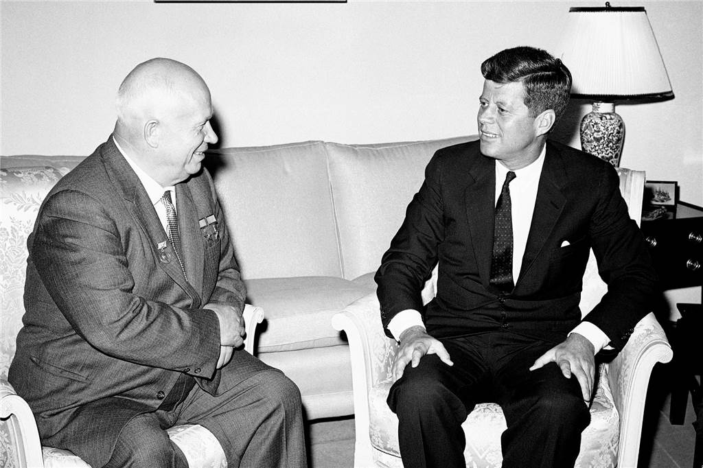 Gewöhnung an die permanente Bedrohung: Atomkrieg? Nein, danke! US-Präsident John F. Kennedy (r) un d der sowjetische Vorsitzende des Ministerrats, Nikita Chruschtschow, sitzen am 03.06.1961 bei Gesprächen in Wien (Österreich).