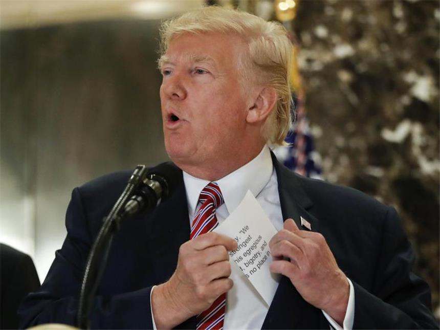 Schweineblut-Legende: Entsetzte Reaktionen auf Trump-Tweet US-Präsident Trump greift während seiner Aufsehen erregenden Pressekonferenz nach einem Zettel mit Anmerkungen. Foto: Pablo Martinez Monsivais