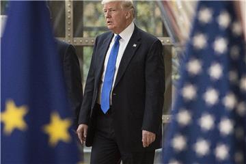 US-Präsident Trump zwischen den Fahnen der EU und der USA. Foto: Wiktor Dabkowski/ZUMA Wire